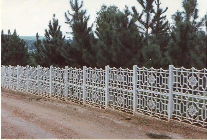 Grades de Concreto Estrela instaladas no muro uma em cima da outra.
