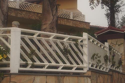 Grade de Concreto Diagonal instalada na fachada da casa e na varanda.